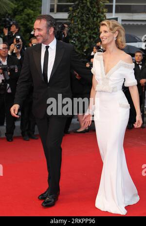 Bildnummer: 58040012 Datum: 27.05.2012 Copyright: imago/Xinhua (120528) -- CANNES, 28 maggio 2012 (Xinhua) -- l'attore francese Jean Dujardin e sua moglie Alexandra Lamy partecipano alla cerimonia di chiusura del 65° Festival di Cannes, Francia, il 27 maggio 2012. Il festival si è concluso qui domenica sera. (Xinhua/Gao Jing) (msq) FRANCIA-CANNES-FILM FESTIVAL-CLOSING PUBLICATIONxNOTxINxCHN People Entertainment Kultur Filmfestival Film Festival xjh x1x premiumd 2012 hoch o0 Familie privat Frau Mann Ehemann 58040012 Data 27 05 2012 Copyright Imago XINHUA Cannes maggio 28 2012 XINHUA francese attore Jean D. Foto Stock