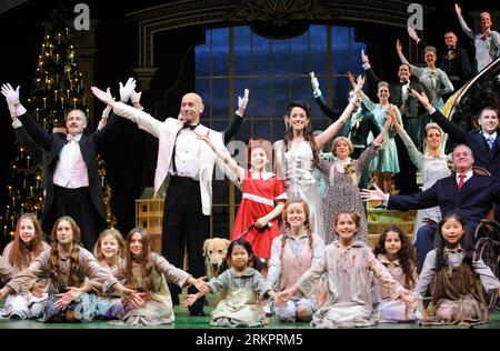 Bildnummer: 58051007 Datum: 31.05.2012 Copyright: imago/Xinhua (120531) - HONG KONG, 31 maggio 2012 (Xinhua) -- gli attori si uniscono in una prova del musical di Broadway Annie a Hong Kong, Cina meridionale, 31 maggio 2012. Il musical di Broadway, basato sul popolare fumetto di Harold Gray Little Orphan Annie, sarà messo in scena a Hong Kong dal 31 maggio al 24 giugno. (Xinhua/Zhao Yusi) (llp) CINA-HONG KONG-BROADWAY MUSICAL ANNIE (CN) PUBLICATIONxNOTxINxCHN Kultur Theater Aktion xdp x0x 2012 quer 58051007 Data 31 05 2012 Copyright Imago XINHUA Hong Kong maggio 31 2012 XINHUA attori si uniscono a una prova di Broadw Foto Stock