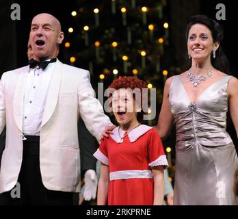 Bildnummer: 58051009 Datum: 31.05.2012 Copyright: imago/Xinhua (120531) - HONG KONG, 31 maggio 2012 (Xinhua) -- gli attori si uniscono in una prova del musical di Broadway Annie a Hong Kong, Cina meridionale, 31 maggio 2012. Il musical di Broadway, basato sul popolare fumetto di Harold Gray Little Orphan Annie, sarà messo in scena a Hong Kong dal 31 maggio al 24 giugno. (Xinhua/Zhao Yusi) (llp) CINA-HONG KONG-BROADWAY MUSICAL ANNIE (CN) PUBLICATIONxNOTxINxCHN Kultur Theater Aktion xdp x0x 2012 quadrat 58051009 Data 31 05 2012 Copyright Imago XINHUA Hong Kong maggio 31 2012 XINHUA attori si uniscono in una prova di fratello Foto Stock