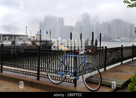 Bildnummer: 58056565 Datum: 26.04.2012 Copyright: imago/Xinhua (120531) -- NEW YORK, 31 maggio 2012 (Xinhua) -- foto scattata il 26 aprile 2012 mostra una bicicletta sul molo di Brooklyn a New York, Stati Uniti. NEW YORK-BICYCLE USERS PUBLICATIONxNOTxINxCHN Gesellschaft Fotostory Fahrrad Fahrradfahren xjh x2x 2012 quer o0 angeschlossen USA Fluss Hudson 58056565 Data 26 04 2012 Copyright Imago XINHUA New York maggio 31 2012 XINHUA foto scattata IL 26 2012 aprile mostra una BICICLETTA SUL molo di Brooklyn a New York gli utenti di BICICLETTE degli Stati Uniti New York PUBLICATIONxNOTxINxCHN Society Photo Foto Stock