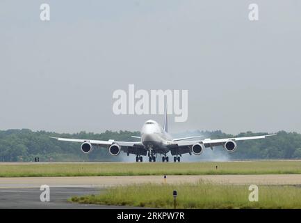 Bildnummer: 58060725 Datum: 01.06.2012 Copyright: imago/Xinhua (120601) -- WASHINGTON, 1 giugno 2012 (Xinhua) -- Un jet passeggeri intercontinentale Boeing 747-8 della Lufthansa arriva all'aeroporto internazionale di Dulles fuori Washington D.C., 1 giugno 2012. Lufthansa venerdì ha completato il primo volo passeggeri al mondo con un Boeing 747-8 Intercontinental, da Francoforte a Washington D.C.. (Xinhua/Zhang Jun) U.S.-WASHINGTON-LUFTHANSA-BOEING 747-8 PUBLICATIONxNOTxINxCHN Wirtschaft Gesellschaft Verkehr Luftfahrt Flugzeug xda x0x premiumd 2012 quer highlight 58060725 Data 01 06 2012 Copyright IM Foto Stock