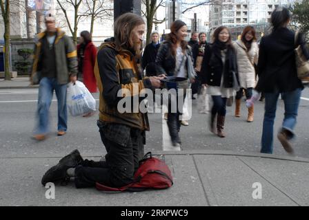 Bildnummer: 58061565 Datum: 01.06.2012 Copyright: imago/Xinhua (120602) -- VANCOUVER, 2 giugno 2012 (Xinhua) -- Un senzatetto è in panhandling nel centro di Vancouver il 1 giugno 2012. I senzatetto si vedevano dormire, implorare, fare panchine in quasi ogni angolo di ogni strada del centro di Vancouver. La popolazione senzatetto di Vancouver potrebbe raggiungere i 4.000 entro il 2014, dice un rapporto pubblicato da un gruppo di difesa. I senzatetto rimangono ancora il problema numero 1 della città, considerata una delle città con la migliore qualità di vita al mondo. (Xinhua/Sergei Bachlakov) CANADA-VANCOUVER-SENZA TETTO POPU Foto Stock