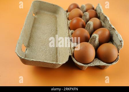 Nella fotografia ravvicinata, le uova di gallina nelle confezioni di carta vengono catturate con un angolo frontale. Fotografia del cibo. Copia spazio. Foto Stock