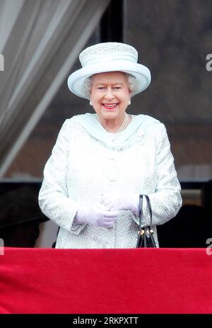 Bildnummer: 58073836 Datum: 05.06.2012 Copyright: imago/Xinhua (120605) -- LONDRA, 5 giugno 2012 (Xinhua) -- la regina Elisabetta II della Gran Bretagna appare sul balcone del Buckingham Palace a Londra, Gran Bretagna, 5 giugno 2012. Il Giubileo di diamante di quattro giorni che celebra i 60 anni di trono della regina è culminato con una giornata di celebrazioni nel centro di Londra il martedì. (Xinhua/Yin Gang) BRITAIN-LONDON-DIAMOND JUBILEE-LAST DAY PUBLICATIONxNOTxINxCHN People Gesellschaft Adel Thronjubiläum Jubiläum 60 xjh x0x premiumd highlight 2012 hoch 58073836 Data 05 06 2012 Copyright Imago XINHUA Londra giugno Foto Stock