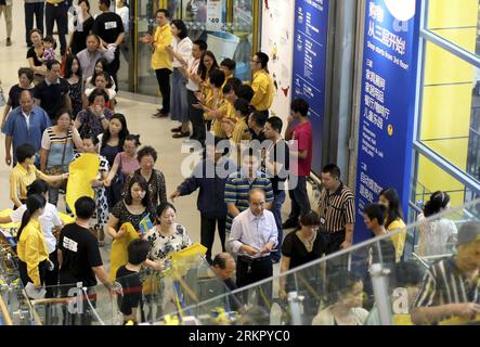 Bildnummer: 58076315 Datum: 06.06.2012 Copyright: imago/Xinhua (120606) -- WUXI, 6 giugno 2012 (Xinhua) -- i consumatori sono accolti dai membri del personale presso il negozio IKEA Wuxi a Wuxi, nella provincia del Jiangsu della Cina orientale, 6 giugno 2012. Il negozio IKEA Wuxi, che dispone di 63 sale campione e di un'area business di 49.117 metri quadrati, ha aperto qui il mercoledì. È il secondo più grande negozio IKEA in Cina. (Xinhua/Huan Wei)(mcg) CHINA-JIANGSU-WUXI-IKEA-NEW STORE-OPENING (CN) PUBLICATIONxNOTxINxCHN Wirtschaft Einzelhandel IKEA premiumd xbs x0x 2012 quer 58076315 Data 06 06 2012 Copyright Imago XINHUA Wuxi Jun Foto Stock