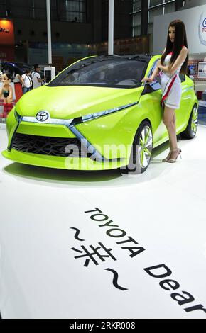 Bildnummer: 58080129 Datum: 07.06.2012 Copyright: imago/Xinhua (120608) - SHENZHEN, 8 giugno 2012 (Xinhua) - Un modello presenta una concept car Toyota durante il 16° Shenzhen-Hong Kong-Macao International Auto Show a Shenzhen, nella provincia del Guangdong, nel sud della Cina, il 7 giugno 2012. Più di 1.000 nuovi veicoli sono stati esposti durante la mostra, che ha preso il via qui giovedì. (Xinhua/Yuan Shuiling) (ry) CHINA-SHENZHEN-AUTO SHOW (CN) PUBLICATIONxNOTxINxCHN Wirtschaft CHN Hongkong Messe Automesse Auto Premiumd xns x0x 2012 hoch 58080129 Data 07 06 2012 Copyright Imago XINHUA Shenzhen 8 giugno 2 Foto Stock