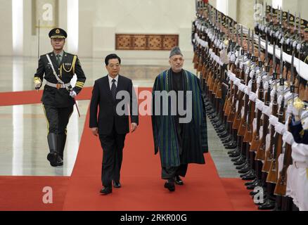 Bildnummer: 58080116 Datum: 08.06.2012 Copyright: imago/Xinhua (120608) -- PECHINO, 8 giugno 2012 (Xinhua) -- il presidente cinese Hu Jintao (2nd L) tiene una cerimonia di benvenuto per la sua controparte afghana Hamid Karzai (3rd L) presso la sala grande del di Pechino, capitale della Cina, 8 giugno 2012. Hamid Karzai è stato a Pechino per una visita ufficiale in Cina e ha partecipato alla dodicesima riunione del Consiglio dei capi degli Stati membri dell'Organizzazione di cooperazione di Shanghai (SCO). (Xinhua/Xie Huanchi) (lfj) CINA-PECHINO-HU JINTAO-AFGHANISTAN-KARZAI-CERIMONIA DI BENVENUTO (CN) PUBLICATIONxNOTxINxCHN People Politik Foto Stock