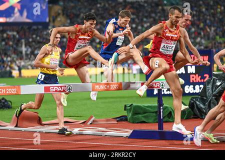 Victor Ruiz, Daniel Arce (Spagna), Tom Erling Karbo (Norvegia). 3000 m. SteepleChase finale. Campionati europei di Monaco 2022 Foto Stock