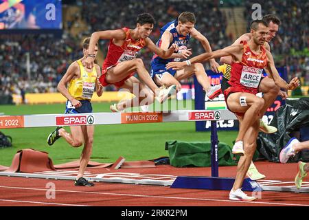 Victor Ruiz, Daniel Arce (Spagna), Tom Erling Karbo (Norvegia). 3000 m. SteepleChase finale. Campionati europei di Monaco 2022 Foto Stock