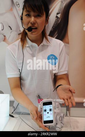 Bildnummer: 58105975  Datum: 14.06.2012  Copyright: imago/Xinhua (120614) -- TOKYO, June 14, 2012 (Xinhua) -- A booth assistant introduces the Smart Pet robotic dog toy, which has an Apple iPhone mounted as the dog s face, at the International Toy Show in Tokyo, Japan, June 14, 2012. The International Toy Show kicked off here on Thursday, showcasing a total of about 35,000 products by 143 toy manufacturers. (Xinhua/Ma Ping) (srb) JAPAN-TOKYO-INTERNATIONAL TOY SHOW PUBLICATIONxNOTxINxCHN Wirtschaft Messe Spielzeugmesse Spielzeug x2x xst 2012 hoch o0 Roboter Hund Spielzeughund     58105975 Date Stock Photo