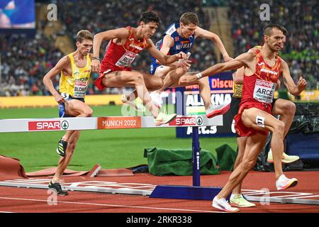 Victor Ruiz, Daniel Arce (Spagna), Tom Erling Karbo (Norvegia). 3000 m. SteepleChase finale. Campionati europei di Monaco 2022 Foto Stock