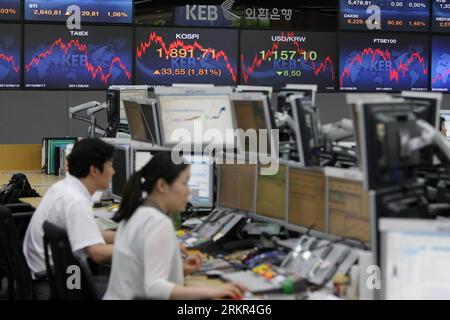 Bildnummer: 58115837  Datum: 18.06.2012  Copyright: imago/Xinhua (120618) -- SEOUL, June 18, 2012 (Xinhua) -- Traders work in front of a screen showing the Korea Composite Stock Price Index (KOSPI) at the Korea Exchange Bank headquarters in Seoul, South Korea, on June 18, 2012. The benchmark Korea Composite Stock Price Index (KOSPI) rose 33. 55 points, or 1.81 percent, to close at 1,891.71. Trading volume was light at 354 million shares worth 4.38 trillion won (3.76 billion U.S. dollars), with gainers clearly outpacing losers 644 to 213. (Xinhua/Park Jin hee) SOUTH KOREA-SEOUL-STOCK-KOSPI PUBL Stock Photo