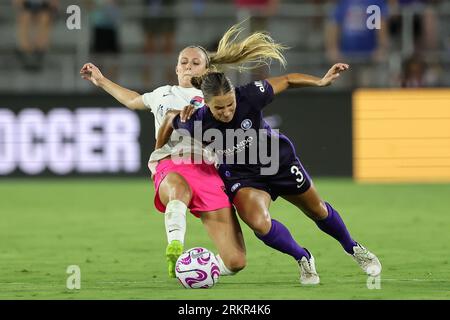 Orlando, Florida, USA. 25 agosto 2023. Il difensore degli Orlando Pride KYLIE STROM (3) compete per il pallone durante la partita di calcio NWSL Orlando Pride vs San Diego Wave FC all'Exploria Stadium di Orlando, Florida, il 25 agosto 2023. (Immagine di credito: © Cory Knowlton/ZUMA Press Wire) SOLO USO EDITORIALE! Non per USO commerciale! Foto Stock