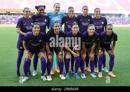 Orlando, Florida, USA. 25 agosto 2023. Orlando Pride posa per una foto di squadra prima della partita di calcio NWSL Orlando Pride vs San Diego Wave FC all'Exploria Stadium di Orlando, Florida, il 25 agosto 2023. (Immagine di credito: © Cory Knowlton/ZUMA Press Wire) SOLO USO EDITORIALE! Non per USO commerciale! Foto Stock