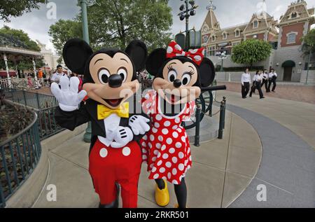 Bildnummer: 58117795 Datum: 12.09.2010 Copyright: imago/Xinhua (120619) -- HONG KONG (Xinhua) -- foto del file scattata il 12 settembre 2010 mostra Micky mouse e Minnie mouse al Disneyland Park di Hong Kong, nel sud della Cina. Hong Kong ha visto un record di 41,92 milioni di visitatori in arrivo nel 2011. (HKSAR). (Xinhua) (lfj) CINA-HONG KONG-15TH ANNIVERSARY-FEATURE (CN) PUBLICATIONxNOTxINxCHN Gesellschaft Hongkong xjh x2x quer 58117795 Data 12 09 2010 Copyright Imago XINHUA Hong Kong XINHUA file foto scattata IL 12 settembre 2010 mostra Micky mouse e Minnie mouse AL Disneyland Park di Hong Kong Cina del Sud Hong Kong Foto Stock