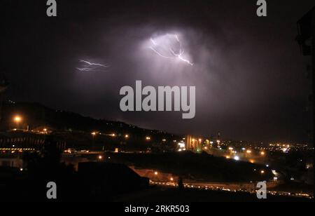 Bildnummer: 58117799 Datum: 18.06.2012 Copyright: imago/Xinhua (120618) -- TEHERAN, 18 giugno 2012 (Xinhua) -- lampi di fulmini illuminano il cielo notturno sopra Teheran, capitale dell'Iran, il 18 giugno 2012. (Xinhua/Ahmad Halabisaz) IRAN-TEHERAN-LIGHTNING PUBLICATIONxNOTxINxCHN Gesellschaft Wetter Gewitter Unwetter Nacht Blitz xjh x0x 2012 quer 58117799 Data 18 06 2012 Copyright Imago XINHUA TEHERAN 18 giugno 2012 XINHUA Flashes of Lightning illuminano il cielo notturno sopra TEHERAN capitale dell'Iran IL 18 giugno 2012 XINHUA Ahmad Halabisaz Iran TEHERAN Lightning PUBLICATIONxNOTxINxCHN Society Meteo th Foto Stock