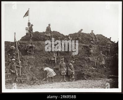 Sul fronte occidentale. La prima guerra mondiale o prima guerra mondiale, spesso abbreviata come prima guerra mondiale o prima guerra mondiale, nota contemporaneamente come grande guerra, fu un conflitto globale che durò dal 1914 al 1918. Fu combattuta tra due coalizioni, gli Alleati e gli Imperi centrali. I combattimenti ebbero luogo in tutta Europa, Medio Oriente, Africa, Pacifico e parti dell'Asia. Il primo decennio del XX secolo vide una crescente tensione diplomatica tra le grandi potenze europee. Questo raggiunse un punto di rottura il 28 giugno 1914, quando un serbo bosniaco di nome Gavrilo Princip assassinò l'arciduca Francesco Ferdinando. Foto Stock