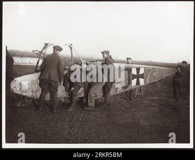 Sul fronte occidentale. La prima guerra mondiale o prima guerra mondiale, spesso abbreviata come prima guerra mondiale o prima guerra mondiale, nota contemporaneamente come grande guerra, fu un conflitto globale che durò dal 1914 al 1918. Fu combattuta tra due coalizioni, gli Alleati e gli Imperi centrali. I combattimenti ebbero luogo in tutta Europa, Medio Oriente, Africa, Pacifico e parti dell'Asia. Il primo decennio del XX secolo vide una crescente tensione diplomatica tra le grandi potenze europee. Questo raggiunse un punto di rottura il 28 giugno 1914, quando un serbo bosniaco di nome Gavrilo Princip assassinò l'arciduca Francesco Ferdinando. Foto Stock