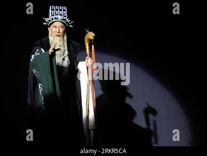 Bildnummer: 58122748  Datum: 19.06.2012  Copyright: imago/Xinhua (120619) -- BEIJING, June 19, 2012 (Xinhua) -- An actor performs in a symphonic Peking Opera during the 4th National Ethnic Minority Arts Festival in Beijing, capital of China, June 19, 2012. Based on a Chinese historical story, the opera features a combination of symphony and traditional Peking Opera. (Xinhua/Zhang Yuwei) (zgp) CHINA-BEIJING-ETHNIC MINORITY-ART FESTIVAL (CN) PUBLICATIONxNOTxINxCHN Kultur Oper Musik xbs x0x 2012 quer      58122748 Date 19 06 2012 Copyright Imago XINHUA  Beijing June 19 2012 XINHUA to Actor perfor Stock Photo