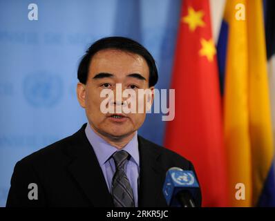 Bildnummer: 58122820 Datum: 19.06.2012 Copyright: imago/Xinhua (120620) -- NEW YORK, 20 giugno 2012 (Xinhua) -- li Baodong, l'ambasciatore cinese delle Nazioni Unite che detiene la presidenza del Consiglio di sicurezza delle Nazioni Unite a rotazione per giugno, parla durante una conferenza stampa dopo le consultazioni del Consiglio di sicurezza delle Nazioni Unite sulla missione di supervisione delle Nazioni Unite in Siria presso la sede delle Nazioni Unite a New York, negli Stati Uniti, 19 giugno 2012.(Xinhua/Shen Hong)(ctt) U.S.-NEW YORK-un-SYRIA PUBLICATIONxNOTxINxCHN People Politik Porträt premiumd xbs x0x 2012 quer 58122820 Data 19 06 2012 Copyright Imago XINHUA New York 20 giugno 2012 XINHU Foto Stock
