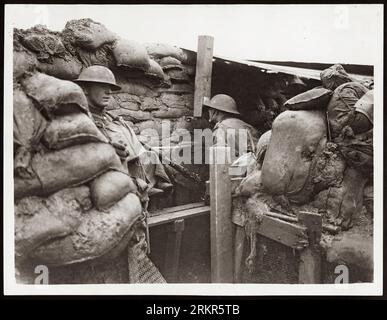 Sul fronte occidentale. La prima guerra mondiale o prima guerra mondiale, spesso abbreviata come prima guerra mondiale o prima guerra mondiale, nota contemporaneamente come grande guerra, fu un conflitto globale che durò dal 1914 al 1918. Fu combattuta tra due coalizioni, gli Alleati e gli Imperi centrali. I combattimenti ebbero luogo in tutta Europa, Medio Oriente, Africa, Pacifico e parti dell'Asia. Il primo decennio del XX secolo vide una crescente tensione diplomatica tra le grandi potenze europee. Questo raggiunse un punto di rottura il 28 giugno 1914, quando un serbo bosniaco di nome Gavrilo Princip assassinò l'arciduca Francesco Ferdinando. Foto Stock