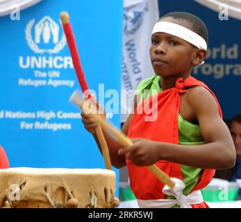 Bildnummer: 58128609 Datum: 20.06.2012 Copyright: imago/Xinhua (120620) -- NAIROBI, 20 giugno 2012 (Xinhua) -- Un ragazzo si esibisce durante un evento che segna la giornata Mondiale dei rifugiati al Museo Nazionale del Kenya a Nairobi, capitale del Kenya, 20 giugno 2012. Secondo le statistiche del Dipartimento keniota per gli affari dei rifugiati, oltre 520.000 rifugiati somali vivono in Kenya al 31 maggio 2012. (Xinhua/Ding Haitao) KENYA-NAIROBI-SOMALO-RIFUGIATO DAY PUBLICATIONxNOTxINxCHN Gesellschaft Flüchtlinge Weltflüchtlingstag Flüchtlingstag Tag der Lager Flüchtlingslager xns x0x 2012 quadrat 58128609 Data 20 06 2012 Copyrig Foto Stock