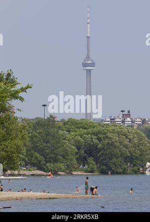 Bildnummer: 58128684 Datum: 20.06.2012 Copyright: imago/Xinhua (120621) -- TORONTO, 21 giugno 2012 (Xinhua) -- rinfrescati sulla spiaggia del lago Ontario a Toronto, Canada, 20 giugno 2012. Toronto ha emesso un allarme termico estremo mercoledì, e il valore massimo previsto è stato di 34 gradi Celsius. (Xinhua/Zou Zheng)(ctt) CANADA-TORONTO-HEAT PUBLICATIONxNOTxINxCHN Gesellschaft Sommer Jahreszeit Kanada Land Leute Freizeit xns x0x 2012 cannello 58128684 Data 20 06 2012 Copyright Imago XINHUA Toronto 21 giugno 2012 XINHUA cool off ON the Beach of the Lake Ontario in Toronto Canada 20 giugno 2012 Toronto pubblicato Foto Stock