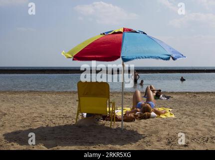 Bildnummer: 58128683 Datum: 20.06.2012 Copyright: imago/Xinhua (120621) -- TORONTO, 21 giugno 2012 (Xinhua) -- rinfrescati sulla spiaggia del lago Ontario a Toronto, Canada, 20 giugno 2012. Toronto ha emesso un allarme termico estremo mercoledì, e il valore massimo previsto è stato di 34 gradi Celsius. (Xinhua/Zou Zheng)(ctt) CANADA-TORONTO-HEAT PUBLICATIONxNOTxINxCHN Gesellschaft Sommer Jahreszeit Kanada Land Leute Freizeit xns x0x 2012 quer 58128683 Data 20 06 2012 Copyright Imago XINHUA Toronto 21 giugno 2012 XINHUA cool off ON the Beach of the Lake Ontario in Toronto Canada 20 giugno 2012 Toronto pubblicato Foto Stock