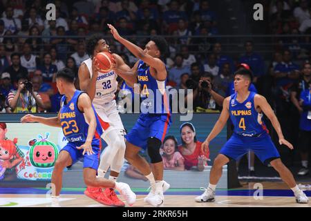 Bocaue, Filippine. 25 agosto 2023. Karl Anthony Towns (32, White) cerca di segnare sul difensore AJ EDU (34, Blue).la Repubblica Dominicana è servita come spoiler, superando le Filippine, 87-81 durante la loro partita a gironi della Coppa del mondo di pallacanestro FIBA. (Foto di Dennis Jerome Acosta/Pacific Press) credito: Pacific Press Media Production Corp./Alamy Live News Foto Stock