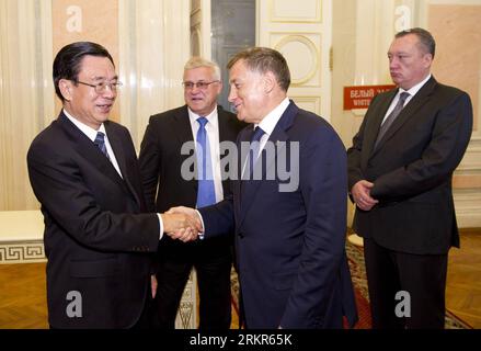 Bildnummer: 58128729 Datum: 20.06.2012 Copyright: imago/Xinhua (120620) -- ST. PIETROBURGO, 20 giugno 2012 (Xinhua) -- He Guoqiang (L), membro del Comitato permanente del Partito Comunista Cinese (CPC) Ufficio politico del Comitato centrale e capo della Commissione centrale per l'ispezione della disciplina del PCC, incontra Vyacheslav Makarov, presidente dell'assemblea legislativa di San Petersburg, a St. Pietroburgo, Russia, 20 giugno 2012. (Xinhua/Huang Jingwen) (ljh) RUSSIA-CINA-HE GUOQIANG-MAKAROV-MEETING PUBLICATIONxNOTxINxCHN People Politik xns x0x 2012 quer 58128729 Data 20 06 2012 C. Foto Stock