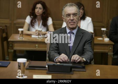 Bildnummer: 58133979 Datum: 21.06.2012 Copyright: imago/Xinhua (120621) -- ATENE, 21 giugno 2012 (Xinhua)- il nuovo ministro delle Finanze greco Vasilis Rapanos partecipa alla prima riunione di gabinetto del nuovo governo al Parlamento di Atene, 21 giugno 2012. (Xinhua/Marios Lolos) GRECIA-ATENE-MINISTRO DELLE FINANZE PUBLICATIONxNOTxINxCHN People Politik Amtseinführung Vereidigung xjh x0x premiumd highlight 2012 quer 58133979 Data 21 06 2012 Copyright Imago XINHUA Atene 21 giugno 2012 XINHUA recentemente nominato Ministri delle Finanze Greci Vasilis partecipa alla prima riunione del Gabinetto del nuovo governo Foto Stock