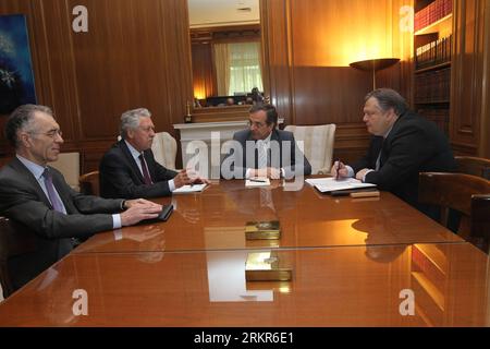 Bildnummer: 58133301  Datum: 21.06.2012  Copyright: imago/Xinhua (120621) -- ATHENS, June 21, 2012 (Xinhua) -- Greece s new Prime Minister Antonis Samaras (2nd R), Pasok party s leader Evangelos Venizelos (1st R), Democratic Left s leader Fotis Kouvelis (2nd L) and newly-appointed Finance Minister Vassilis Rapanos attend a meeting in Athen, June 21, 2012. The meeting was held in order to agree on the structure of the coalition government and its policies. (Xinhua/Marios Lolos) (nxl) GREECE-ATHENS-COALITION GOVERNMENT-MEETING PUBLICATIONxNOTxINxCHN People Politik xjh x0x premiumd Highlight 2012 Stock Photo