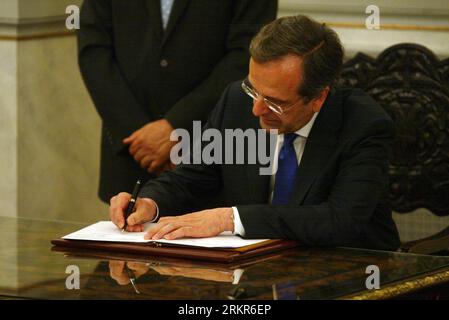 Bildnummer: 58133977 Datum: 21.06.2012 Copyright: imago/Xinhua (120621) -- ATENE, 21 giugno 2012 (Xinhua) -- Antonis Samaras, leader del partito greco per la nuova democrazia e primo ministro neoeletto, partecipa alla sua cerimonia di giuramento al Palazzo Presidenziale di Atene il 21 giugno 2012. La Grecia ha nominato un nuovo gabinetto per porre fine a due mesi di stallo politico giovedì. (Xinhua/Marios Lolos) GRECIA-ATENE-POLITICA-ELEZIONI-PM PUBLICATIONxNOTxINxCHN People Politik Amtseinführung Vereidigung xjh x0x premiumd highlight 2012 quer 58133977 Data 21 06 2012 Copyright Imago XINHUA Atene 21 giugno 2012 XINHUA Foto Stock
