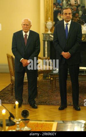 Bildnummer: 58133978 Datum: 21.06.2012 Copyright: imago/Xinhua (120621) -- ATENE, 21 giugno 2012 (Xinhua)- Antonis Samaras (R), leader del partito greco per la nuova democrazia e primo ministro neoeletto, si trova accanto al presidente greco Carolos Papoulias, mentre i ministri appena eletti della Grecia giurano durante una cerimonia al palazzo presidenziale di Atene, il 21 giugno 2012. La Grecia ha nominato un nuovo gabinetto per porre fine a due mesi di stallo politico giovedì. (Xinhua/Marios Lolos) GRECIA-ATENE-POLITICA-ELEZIONI-PM PUBLICATIONxNOTxINxCHN People Politik Amtseinführung Vereidigung xjh x0x premiumd highlight 2012 Foto Stock