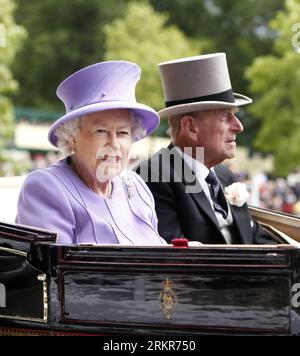 Bildnummer: 58139885 Datum: 22.06.2012 Copyright: imago/Xinhua (120623) -- ASCOT, 23 giugno 2012 (Xinhua) -- la regina Elisabetta II della Gran Bretagna e il principe Filippo, duca di Edimburgo, frequentano il Royal Ascot all'ippodromo di Ascot, Berkshire of Britain il 22 giugno 2012. (Xinhua/Wang Lili) BRITAIN-ASCOT-ROYAL ASCOT-RACECOURSE PUBLICATIONxNOTxINxCHN Pferdesport Reiten Pferderennen Galopp People Politik Entertainment Adel UK England Premiumd xmk x0x 2012 quadrat Aufmacher 58139885 Data 22 06 2012 Copyright Imago XINHUA Ascot 23 giugno 2012 XINHUA Britain S Queen Elizabeth II e Prince Philip Duke o Foto Stock