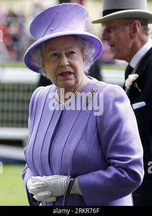 Bildnummer: 58139884 Datum: 22.06.2012 Copyright: imago/Xinhua (120623) -- ASCOT, 23 giugno 2012 (Xinhua) -- la regina Elisabetta II della Gran Bretagna e il principe Filippo, duca di Edimburgo, frequentano il Royal Ascot all'ippodromo di Ascot, Berkshire of Britain il 22 giugno 2012. (Xinhua/Wang Lili) BRITAIN-ASCOT-ROYAL ASCOT-RACECOURSE PUBLICATIONxNOTxINxCHN Pferdesport Reiten Pferderennen Galopp People Politik Entertainment Adel UK England premiumd xmk x0x 2012 hoch 58139884 Data 22 06 2012 Copyright Imago XINHUA Ascot 23 giugno 2012 XINHUA Britain S Queen Elizabeth II e Prince Philip Duke of Edinburgh A. Foto Stock