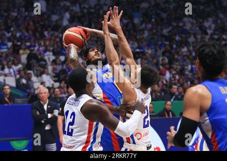 Bocaue, Bulacan, Filippine. 25 agosto 2023. Jordan Clarkson (6, Blue) cerca di ottenere un colpo oltre la difesa di Angel Delgado (12, White) e LJ Figueroa (24, White).la Repubblica Dominicana ha servito come spoiler, superando le Filippine, 87-81 durante la loro partita a gironi della Coppa del mondo di pallacanestro FIBA. (Immagine di credito: © Dennis Jerome costa/Pacific Press via ZUMA Press Wire) SOLO USO EDITORIALE! Non per USO commerciale! Crediti: ZUMA Press, Inc./Alamy Live News Foto Stock