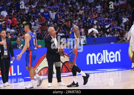 Bocaue, Bulacan, Filippine. 25 agosto 2023. Il capo-allenatore delle Filippine Vincent Chot Reyes parla di strategia con il suo giocatore Jordan Clarkson (6, Blue) durante un timeout.la Repubblica Dominicana ha servito come spoiler, superando le Filippine nel 87-81 durante la loro partita a gironi della Coppa del mondo di pallacanestro FIBA. (Immagine di credito: © Dennis Jerome costa/Pacific Press via ZUMA Press Wire) SOLO USO EDITORIALE! Non per USO commerciale! Crediti: ZUMA Press, Inc./Alamy Live News Foto Stock