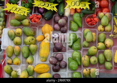 Papeete, Tahiti, Polinesia francese. 24 agosto 2023. Venditori di frutta e verdura al mercato di Papeete sull'isola di Tahiti, nella Polinesia francese, il 23 agosto 2023. (Immagine di credito: © Bryan Smith/ZUMA Press Wire) SOLO USO EDITORIALE! Non per USO commerciale! Foto Stock