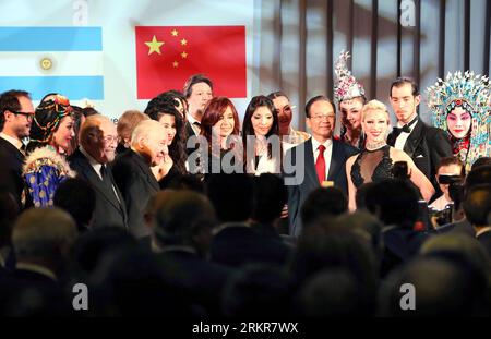 (120625) -- BUENOS AIRES, 25 giugno 2012 (Xinhua) -- il Premier cinese Wen Jiabao e il presidente argentino Cristina Fernandez de Kirchner partecipano a un evento che celebra il 40° anniversario dell'istituzione dei legami diplomatici tra Cina e Argentina, a Buenos Aires, capitale dell'Argentina, il 24 giugno 2012. (Xinhua/Yao Dawei) (llp) ARGENTINA-CINA-WEN JIABAO-Cristina Fernandez de Kirchner-CELEBRATION (CN) PUBLICATIONxNOTxINxCHN Buenos Aires giugno 25 2012 XINHUA il Premier cinese Wen Jiabao e la presidente argentina Cristina Fernandez de Kirchner partecipano all'evento che celebra il 40° anniversario Foto Stock