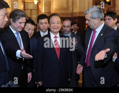 Bildnummer: 58148254  Datum: 25.06.2012  Copyright: imago/Xinhua (120625) -- BUENOS AIRES, June 25, 2012 (Xinhua) -- Chinese Premier Wen Jiabao (C) meets with Argentine Vice President and speaker of the Senate Amado Boudou (L) and Julian Dominguez, speaker of Argentina s lower house, in Buenos Aires, capital of Argentina, June 25, 2012. (Xinhua/Zhang Duo) (zkr) ARGENTINA-CHINA-WEN JIABAO-MEETING PUBLICATIONxNOTxINxCHN People Politik xda x0x 2012 quer      58148254 Date 25 06 2012 Copyright Imago XINHUA  Buenos Aires June 25 2012 XINHUA Chinese Premier Wen Jiabao C Meets With Argentine Vice Pre Stock Photo