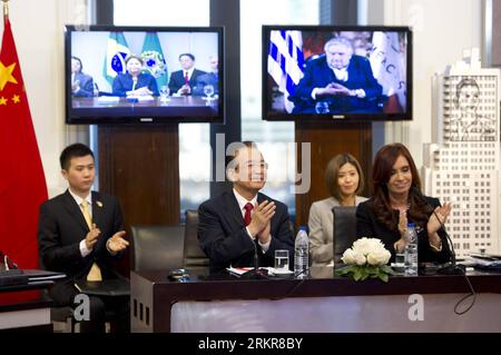 (120625) -- BUENOS AIRES, June 25, 2012 (Xinhua) -- Chinese Premier Wen Jiabao (2nd L) attends a video conference with leaders of the South American Common Market (Mercosur) including Argentine President Cristina Fernandez de Kirchner (1st R), Brazilian President Dilma Rousseff (on left screen) and Uruguayan President Jose Mujica (on right screen), in Buenos Aires, capital of Argentina, June 25, 2012. (Xinhua/Li Xueren) (ly) ARGENTINA-CHINA-WEN JIABAO-VIDEO CONFERENCE PUBLICATIONxNOTxINxCHN   Buenos Aires June 25 2012 XINHUA Chinese Premier Wen Jiabao 2nd l Attends a Video Conference With Lead Stock Photo