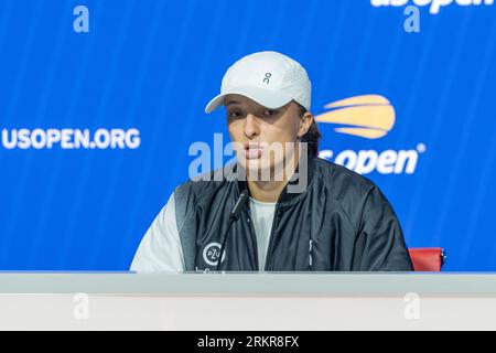 IgA Swiatek della Polonia parla alla stampa durante la giornata media degli US Open prima dell'inizio del torneo al Billy Jean King Tennis Center di New York il 25 agosto 2023 Foto Stock
