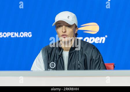 IgA Swiatek della Polonia parla alla stampa durante la giornata media degli US Open prima dell'inizio del torneo al Billy Jean King Tennis Center di New York il 25 agosto 2023 Foto Stock