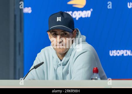 John Isner degli USA parla alla stampa durante la giornata media degli US Open prima dell'inizio del torneo al Billy Jean King Tennis Center di New York il 25 agosto 2023 Foto Stock