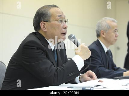 Bildnummer: 58159014 Datum: 28.06.2012 Copyright: imago/Xinhua (120628) -- PHNOM PENH, 28 giugno 2012 (Xinhua) -- New Tokyo Electric Power Co.. Il presidente Kazuhiko Shimokobe partecipa a una conferenza stampa presso la sede centrale dell'azienda a Tokyo, in Giappone, il 28 giugno 2012. New Tokyo Electric Power Co Il presidente Kazuhiko Shimokobe giovedì ha chiesto la riattivazione dei reattori nucleari inattivi della Prefettura di Niigata dal prossimo aprile come elemento costitutivo del piano di ristrutturazione dell'azienda elaborato in seguito al disastro della centrale nucleare di Fukushima Daiichi. (Xinhua/Kenichiro Seki)(ctt) GIAPPONE-TOKYO-TEPCO Foto Stock