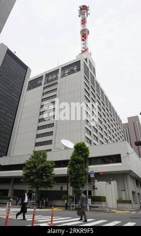 Bildnummer: 58159078  Datum: 28.06.2012  Copyright: imago/Xinhua (120628) -- PHNOM PENH, June 28, 2012 (Xinhua) -- walk past the Tokyo Electric Power Co. front gate in Tokyo, Japan, June 28, 2012. New Tokyo Electric Power Co. Chairman Kazuhiko Shimokobe on Thursday called for reactivation of the utility s idled nuclear reactors in Niigata Prefecture from next April as a building block in the company s turnaround plan compiled following the Fukushima Daiichi nuclear power plant disaster. (Xinhua/Kenichiro Seki)(ctt) JAPAN-TOKYO-TEPCO-NUCLEAR POWER PUBLICATIONxNOTxINxCHN Wirtschaft Tepco Hauptsi Stock Photo