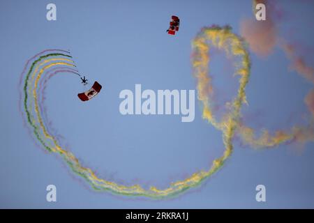 Bildnummer: 58160642 Datum: 28.06.2012 Copyright: imago/Xinhua (120629) -- OTTAWA, 29 giugno 2012 (Xinhua) -- membri della Canadian Forces Parachute Team, alias The Skyhawks, esegue salti colorati durante le cerimonie canadesi al tramonto al Canadian Police College di Ottawa, Canada, il 28 giugno 2012. Potrai assistere a un'ampia varietà di spettacoli, tra cui il famoso Musical Ride, un'esibizione di armi montate, le bande di tubi combinate della Royal Canadian Mounted Police e la cerimonia al tramonto per tutta la settimana. (Xinhua/David Kawai) (dtf) CANADA-RCMP-SUNSET CERIMONIES PUBLICATION Foto Stock