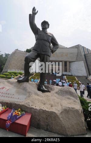 Bildnummer: 58165851 Datum: 30.06.2012 Copyright: imago/Xinhua (120630) -- BAISE, 30 giugno 2012 (Xinhua) -- Visitor tour a Museum in memory of Baise Uprising , che fu messo in scena dal leader cinese Deng Xiaoping negli anni '1920, a Baise, nel sud della Cina, nella regione autonoma del Guangxi Zhuang, 30 giugno 2012. (Xinhua/Wei Wanzhong) (Ly) CHINA-BAISE-CPC-FOUNDING-ANNIVERSARY-TOURISM (CN) PUBLICATIONxNOTxINxCHN Gesellschaft Ausstellung Volksaufstand xjh x2x 2012 hoch o0 Skulptur, Statua 58165851 Data 30 06 2012 Copyright Imago XINHUA Baise giugno 30 2012 XINHUA Visitor Tour a Museum in Memory of Baise Foto Stock