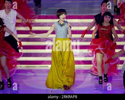 Bildnummer: 58166293  Datum: 30.06.2012  Copyright: imago/Xinhua (120630) -- HONG KONG, June 30, 2012 (Xinhua) -- Singer Joey Yung performs during an evening gala celebrating the 15th anniversary of Hong Kong s return to the motherland in Hong Kong, south China, June 30, 2012. (Xinhua/Wang Ye) (lfj) CHINA-HONG KONG-15TH ANNIVERSARY-EVENING GALA (CN) PUBLICATIONxNOTxINxCHN People Entertainment Musik Aktion x0x xst 2012 quer      58166293 Date 30 06 2012 Copyright Imago XINHUA  Hong Kong June 30 2012 XINHUA Singer Joey Yung performs during to evening Gala Celebrating The 15th Anniversary of Hong Stock Photo